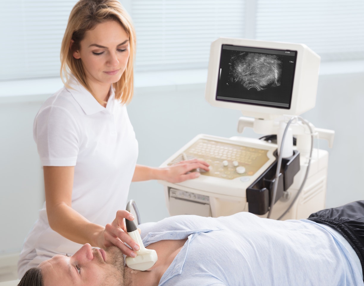 Technician w patient ultrasound Depositphotos 150517578 xl 2015 2023 04 21 192310 vbsu