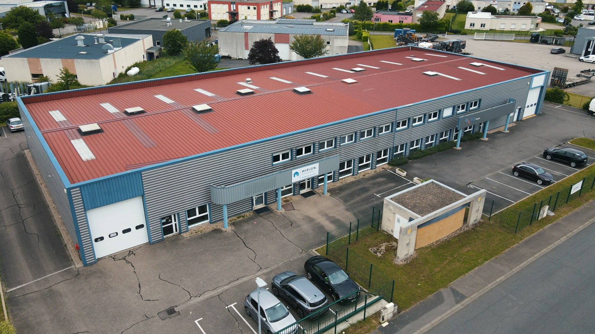 Norroy le veneur building above